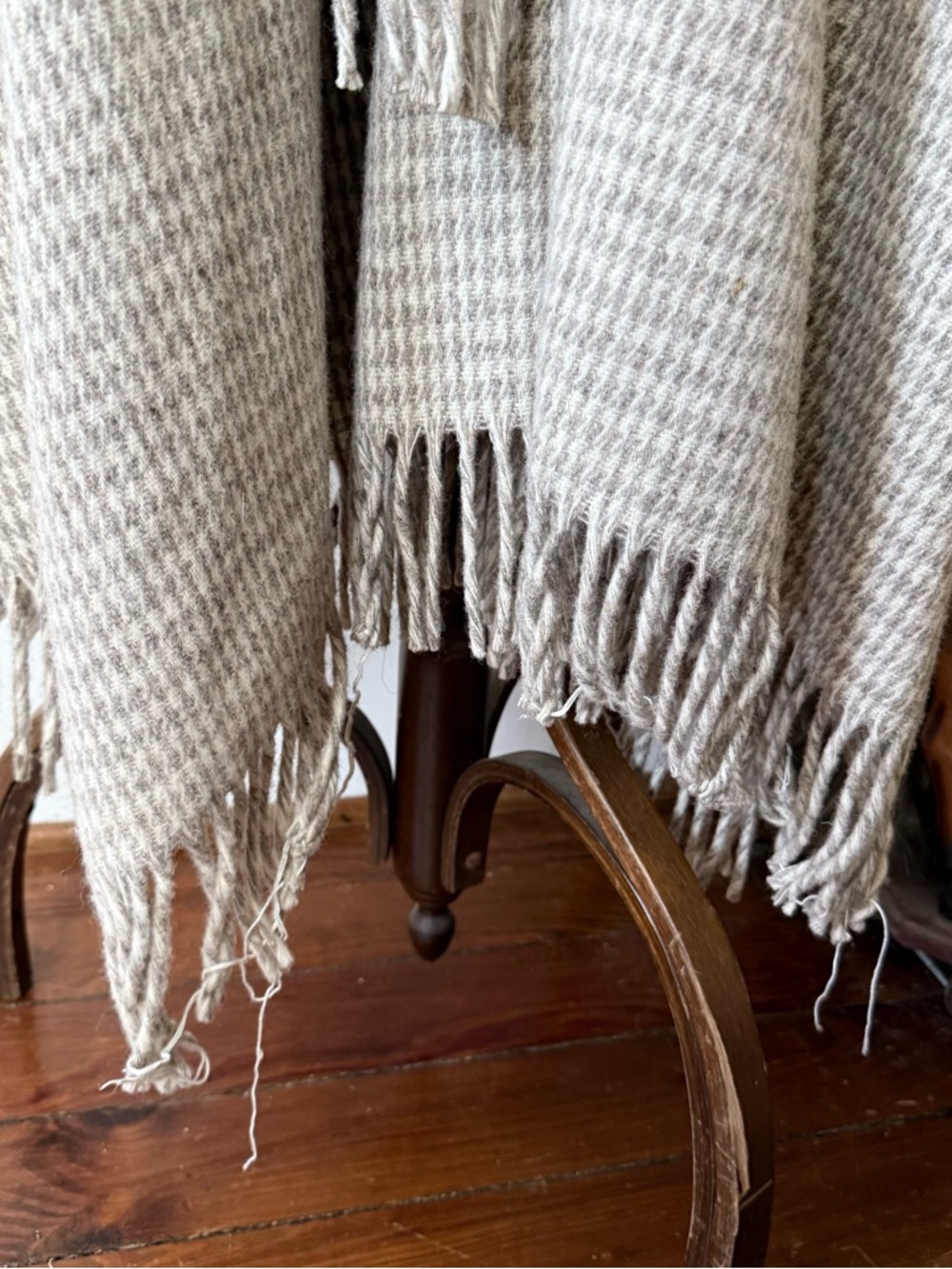 Vintage Neutral Houndstooth Fringe Long Poncho Shawl Cape - Picture 5 of 6